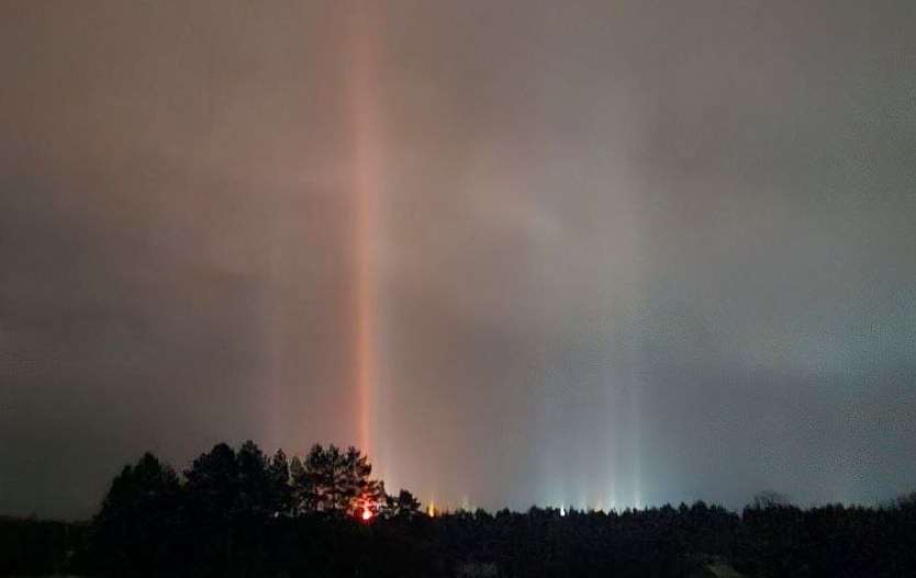 Саратовцы любовались световыми столбами, озарившими ночное небо